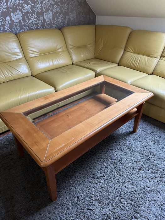 Drewniany stolik kawowy z szkłem