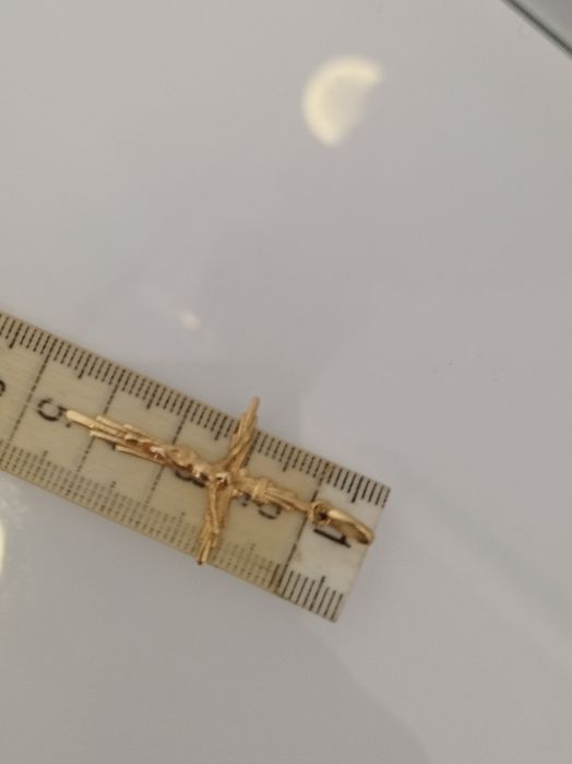 Medalha cruz em ouro de 19,2kt