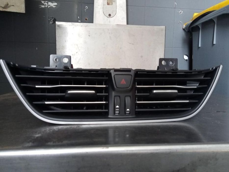 Grelha sofagem central Ford Focus IV