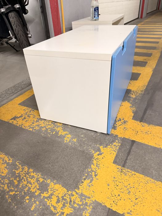 Duas bancadas (2) para quarto de crianca com 1 bau.