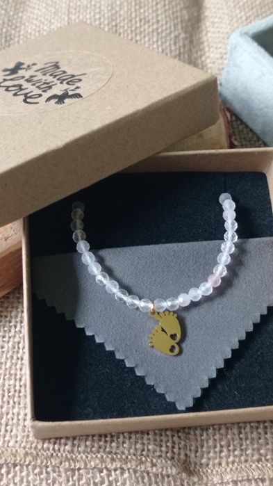 Naszyjnik dla młodej mamy, choker ze złotymi stópkami, prezent na chr