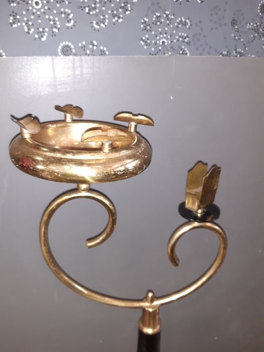 Cinzeiro de pé vintage em latão