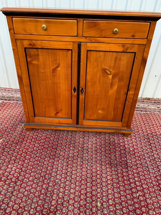 Mała ładna komoda .