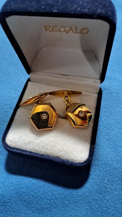 Botões de punho em prata dourada.