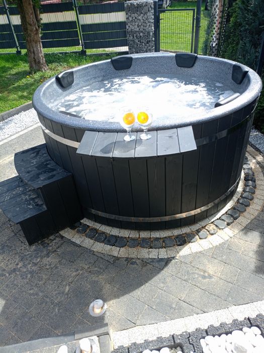 Domek z balią jacuzzi nad jeziorem w Międzybrodziu Żywieckim .