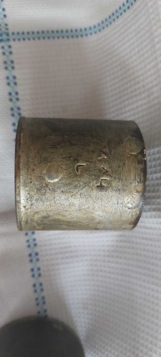 Duas medidas de líquidos em folha de flandres, 1/2 litro e 1/4 litro