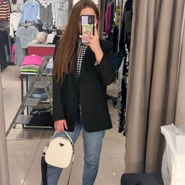 чорний жіночий піджак від бренду Karol Basic.