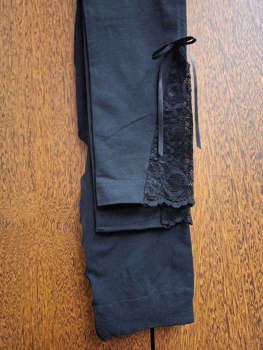 Leggings pretas sofisticadas Calzedonia com renda e laço