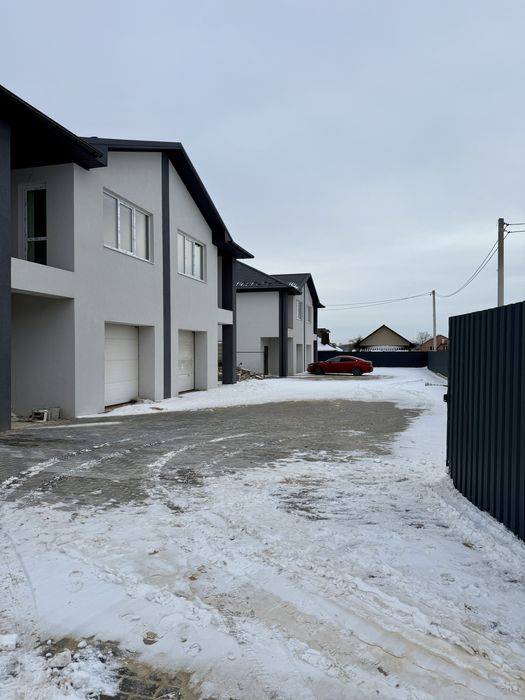 Продам дуплекс з гаражем