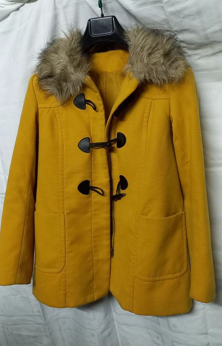 Casaco amarelo com carapuco