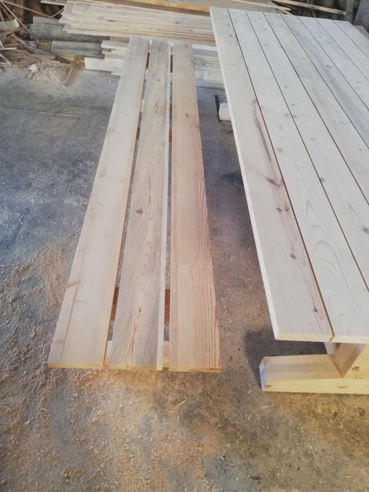 Conjunto de mesa e dois bancos.