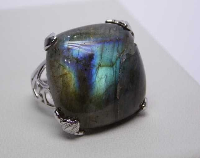 Srebrny pierścionek labradoryt R.22 ażurowe serca po bokach obrączki