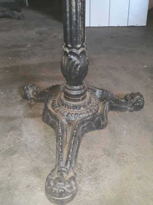 2 Mesas de pé alto em ferro fundido