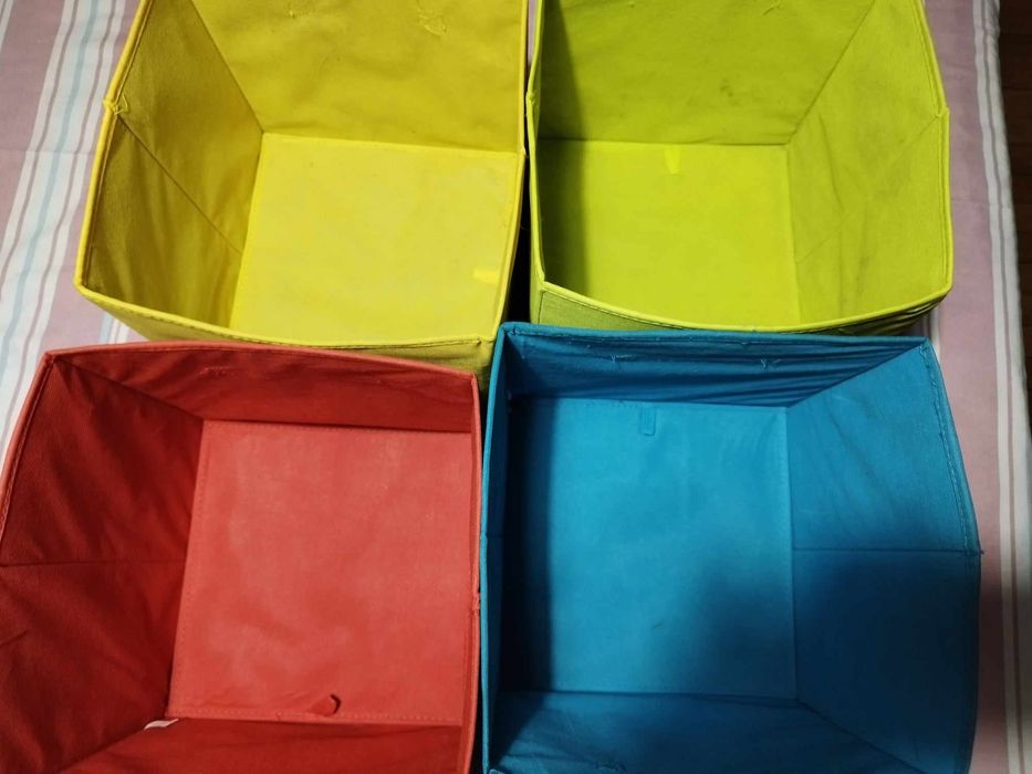 Puff em caixa coloridos