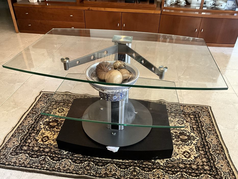 Vendo movel giratorio em vidro para televisao e em bom estdo de conservacao.
