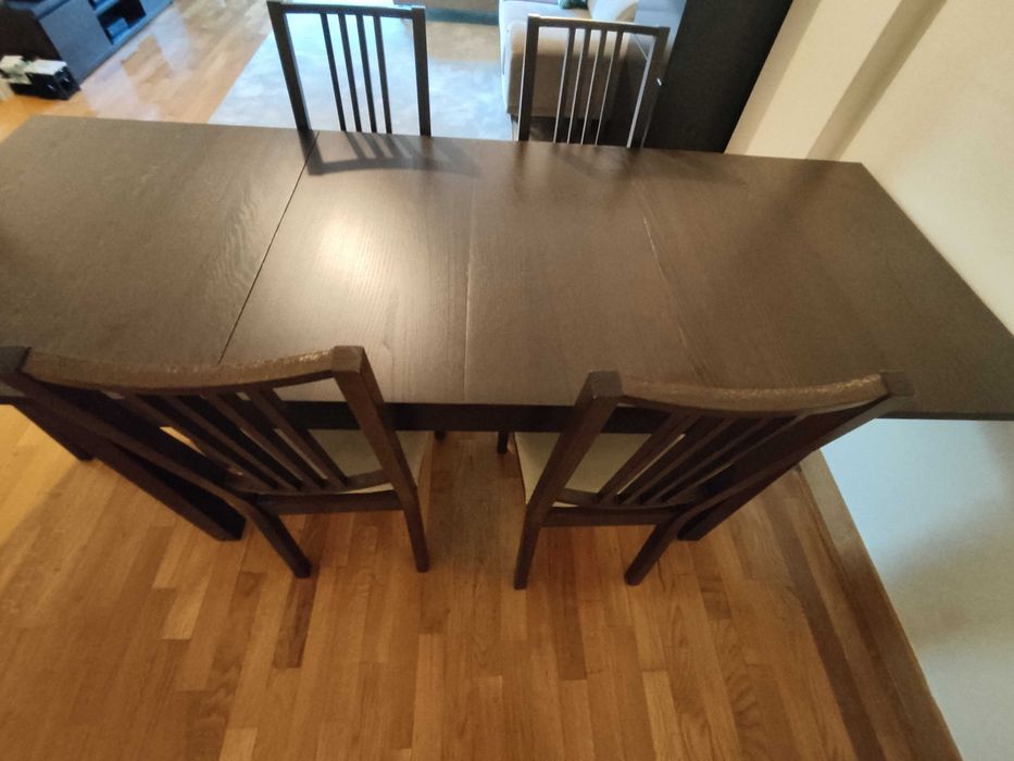 Mesa de refeições e cadeiras