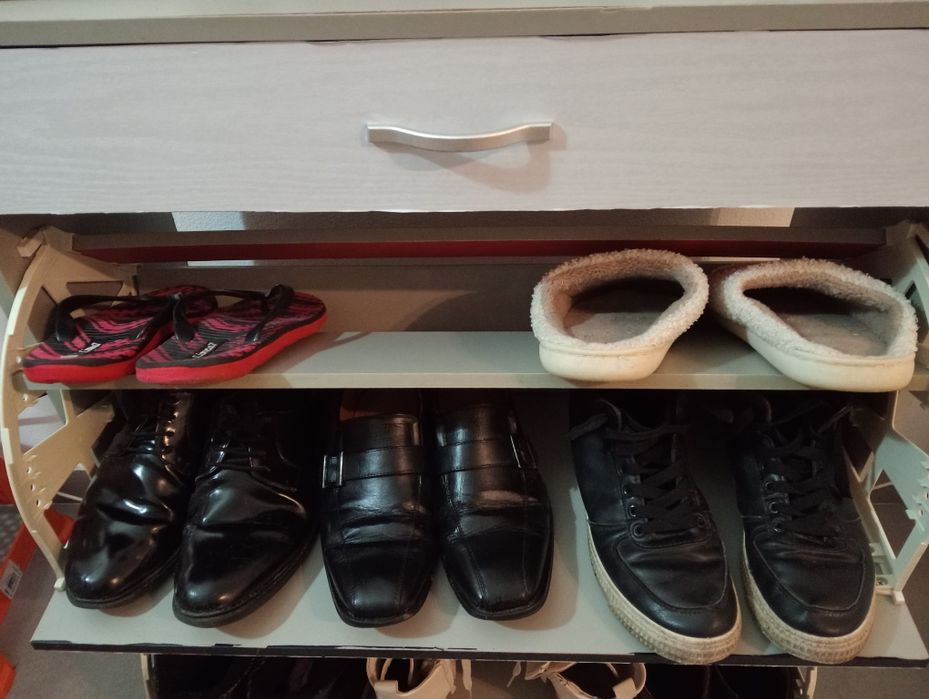 Vendo sapateira  cinza e branca