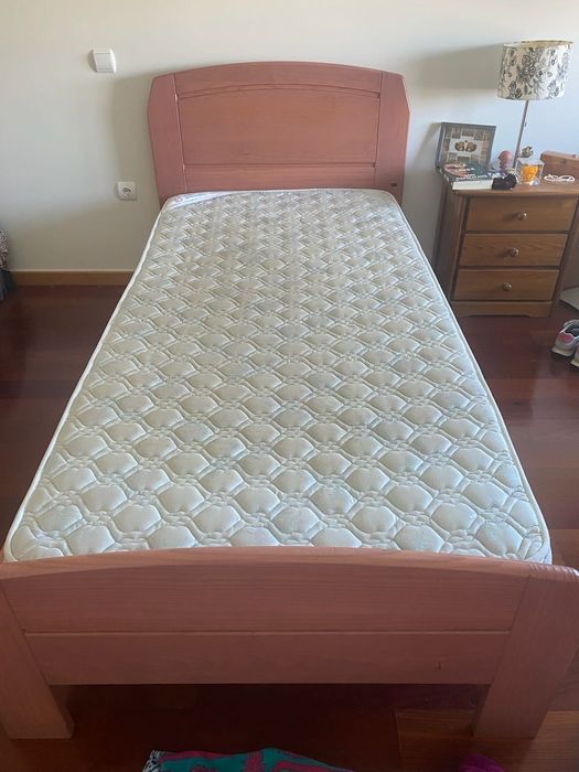 Cama de corpo e meio + colchão + mesa de cabeceira