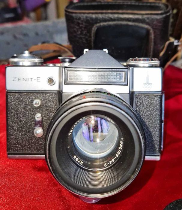 Класичний радянський  фотоапарат Zenit E  з  олімпійською символікою