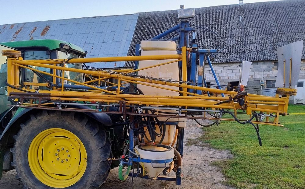 Opryskiwacz zawieszany Sieger, 21 m, zbiornik 1200 l