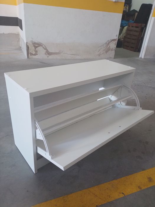 Móvel branco sapateira