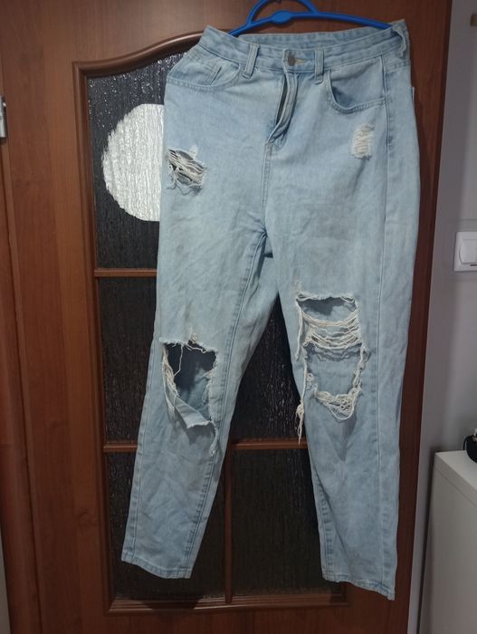 Jeansy damskie z rozdarciami