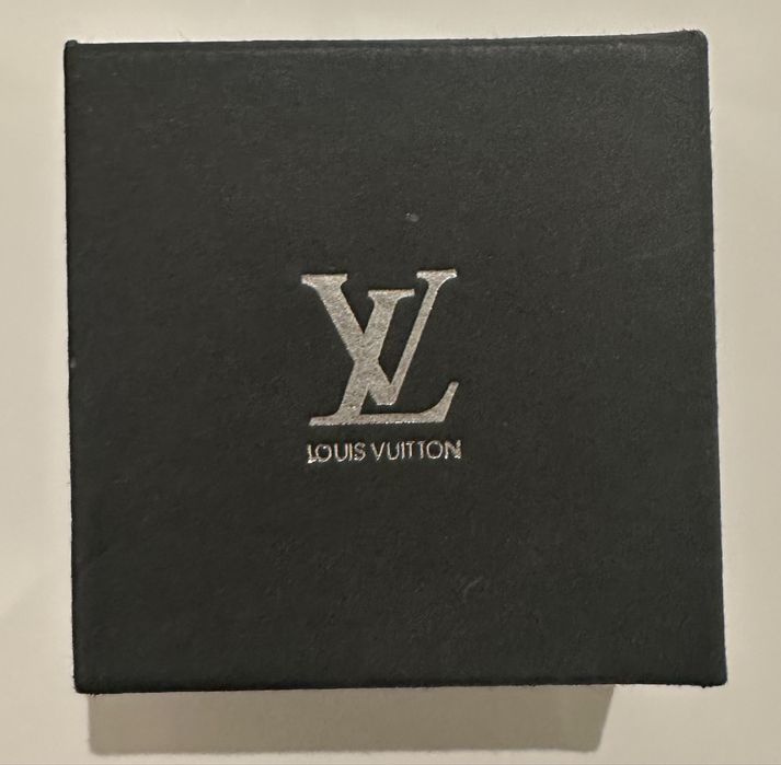 Brincos LV dourados