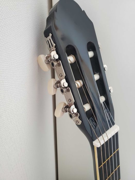 классическая новая гитара черная