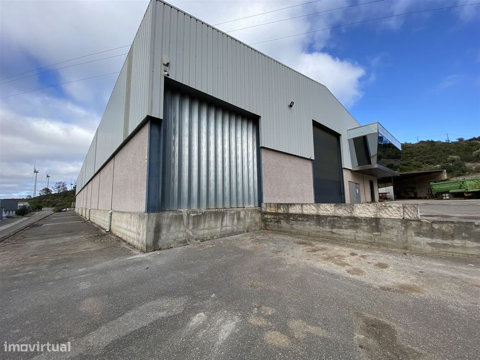 Armazém industrial / Parqueamento / Bairro / Ourém