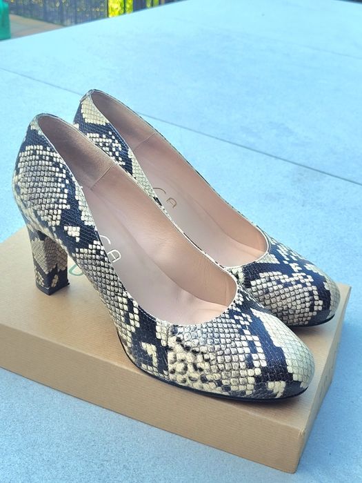Buty na obcasie UNISA  motyw- skóra węża