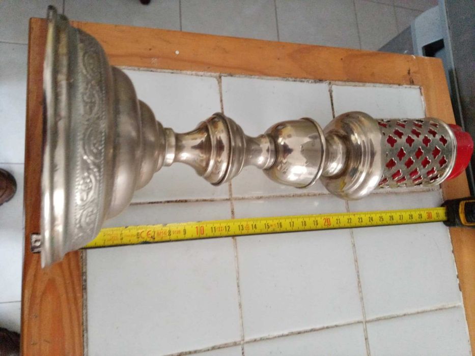 Castiçal metálico antigo.