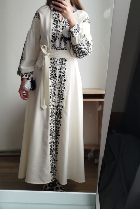 Вишита довга  сукня