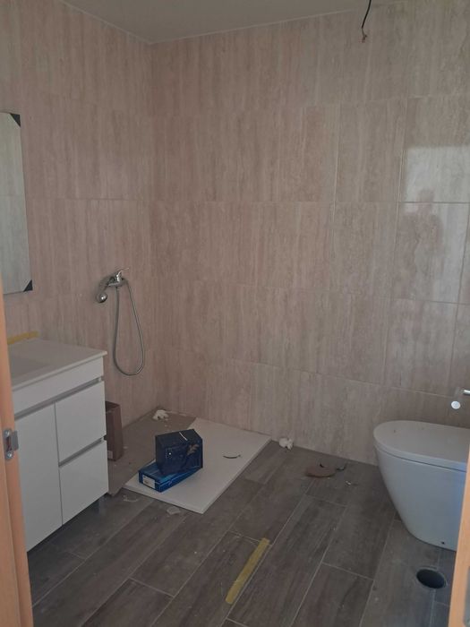Moradia 2 quartos, 1 wc, 1 sala estar, 1 cozinha. Zona calma