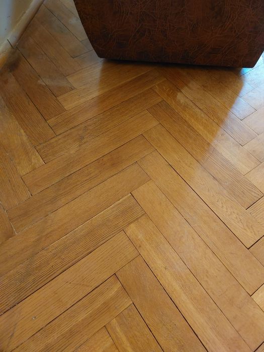 Parkiet dębowy w bardzo dobrym stanie