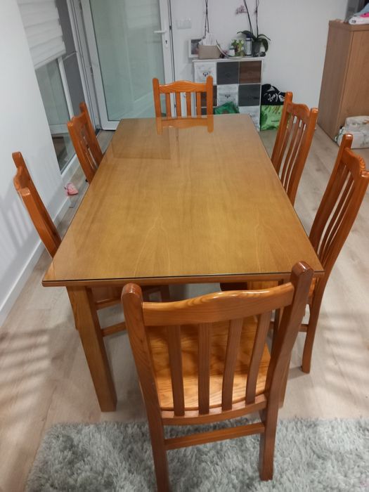 Mesa e cadeiras em pinho mel