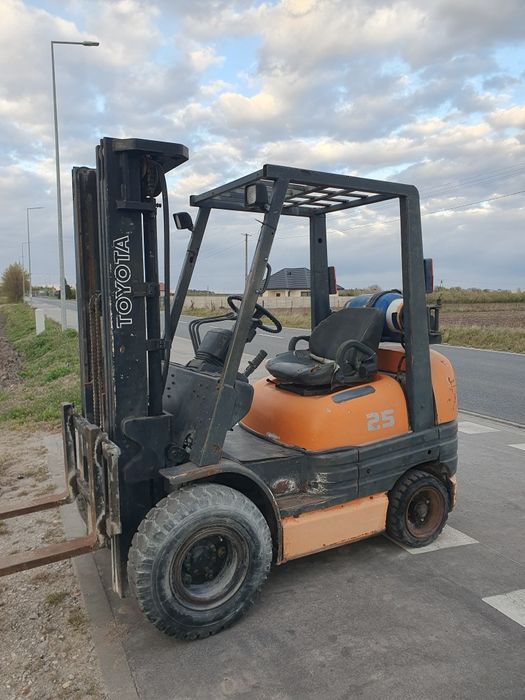 Wózek widłowy Toyota 6FGF25** FG20** 7FGF25** Triplex** Pompowane koła **