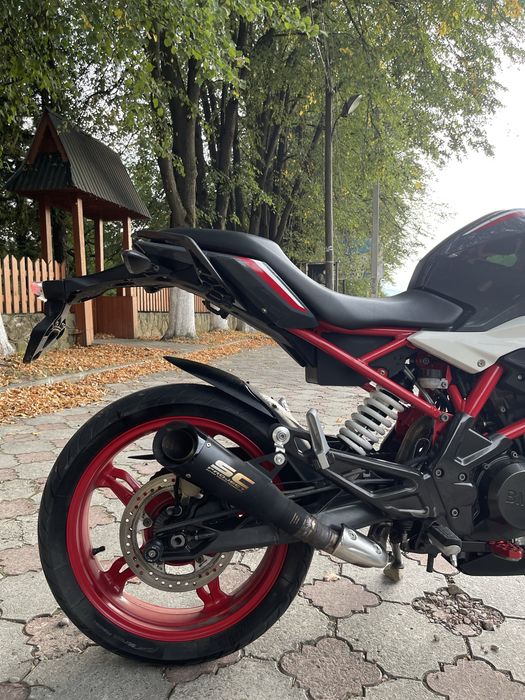 BMW G310r.