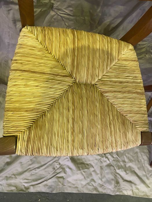 Стул  с прочной рамой из бука и соломенным сиденьем ( цена за 2 шт. )