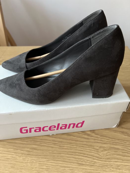 Buty grafiowe na obcasie