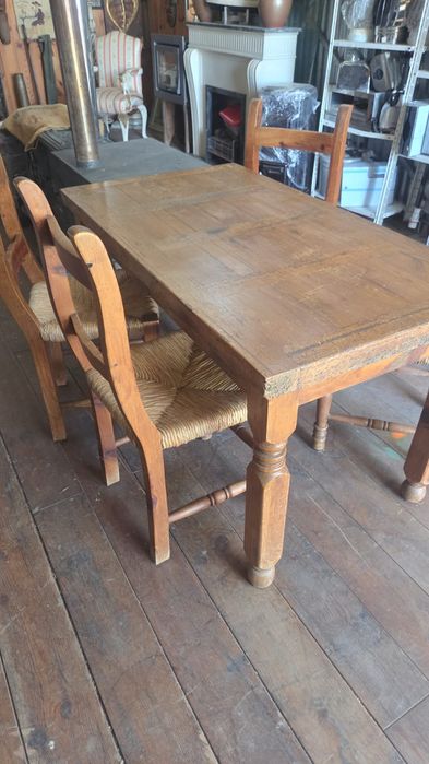 Mesa rustica  e cadeiras