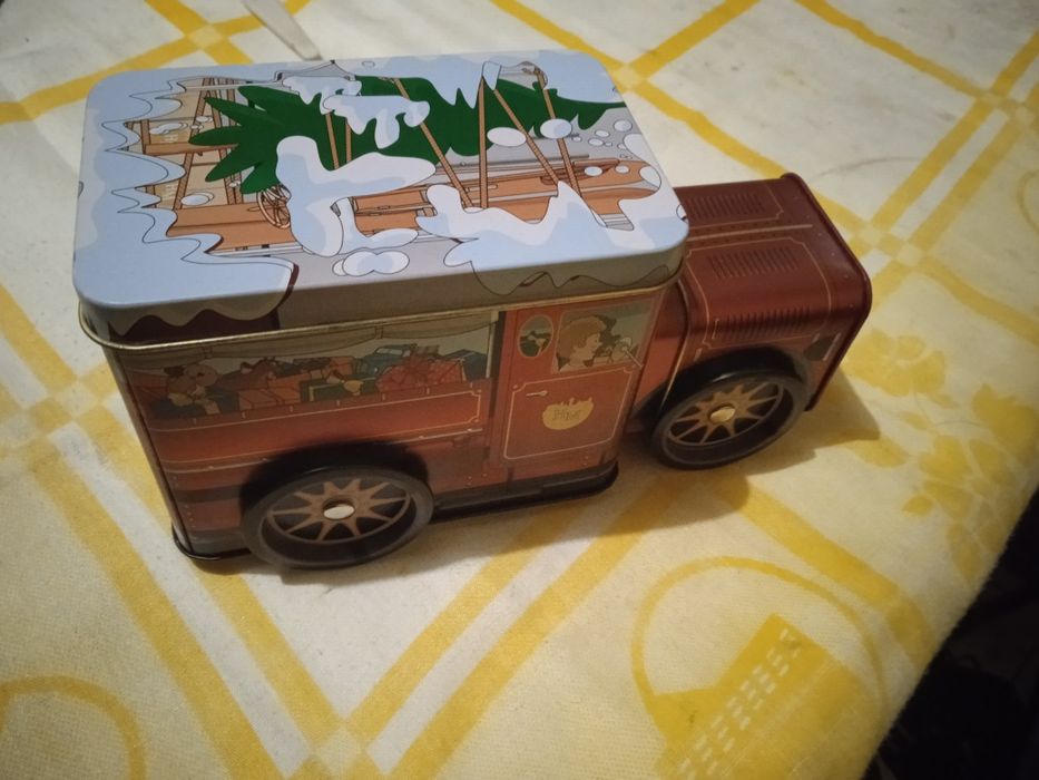 Lata musical em forma de carro antigo de coleção