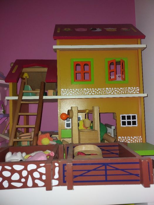 Casa de madeira com acessorios