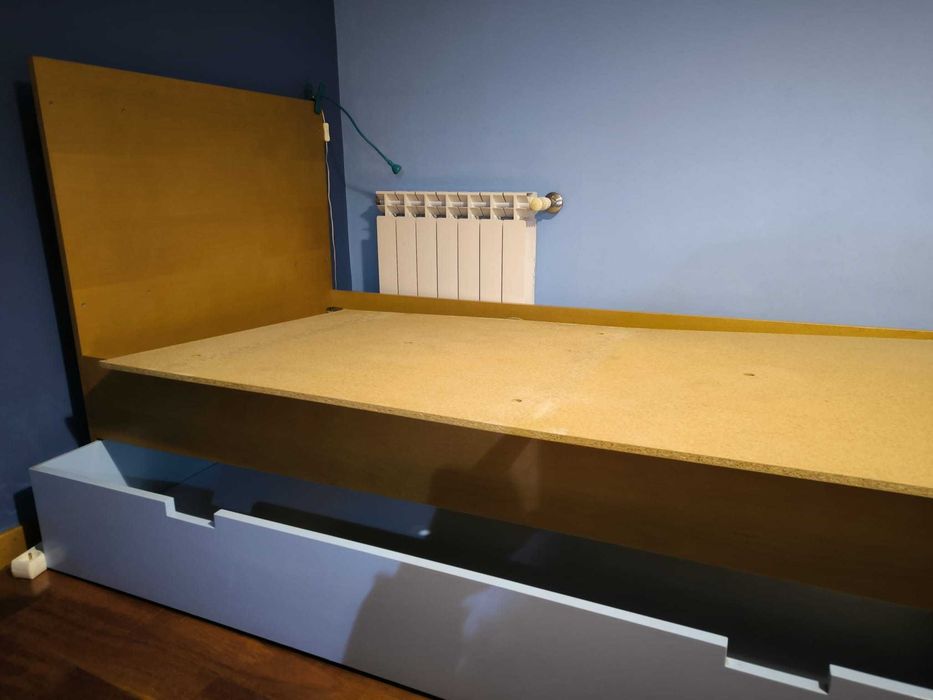 Cama de solteiro com gavetão, estrado e colchão, em excelente estado