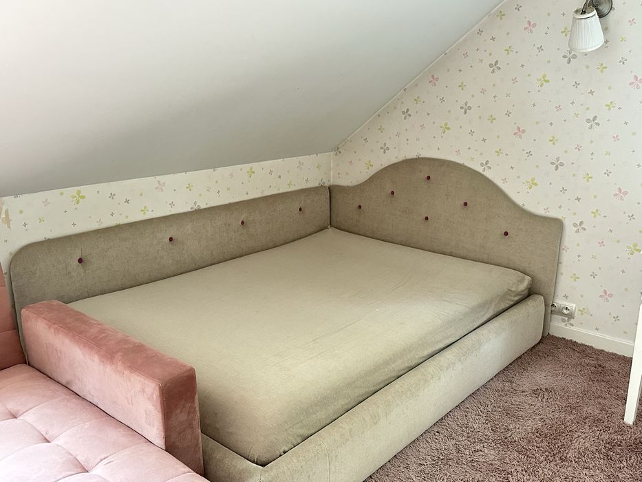 Łóżko 160 cm  do pokoju dziewczynki razem z wezgłowiem i materacem