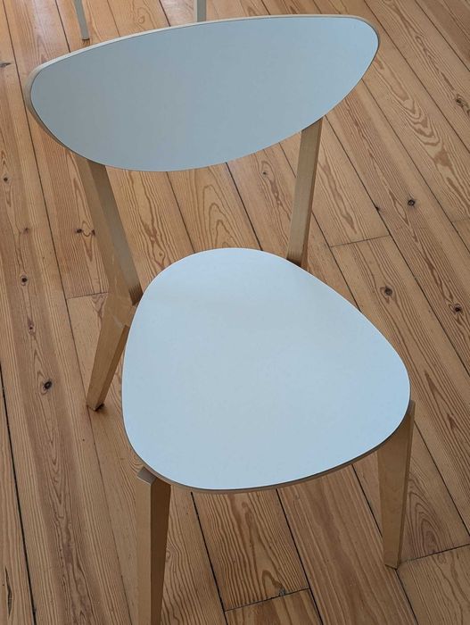 Cadeira de Design Nórdico (Branca e Madeira) – Estilo Minimalista / Scandinavian Style Chair (White and Wood) – Minimalist Design