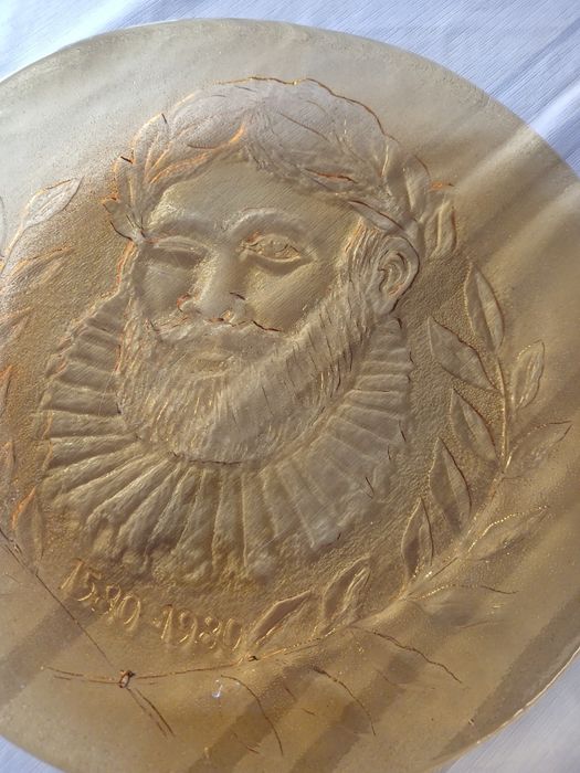 Prato para bolo com gravura de Luis Vaz de Camoes