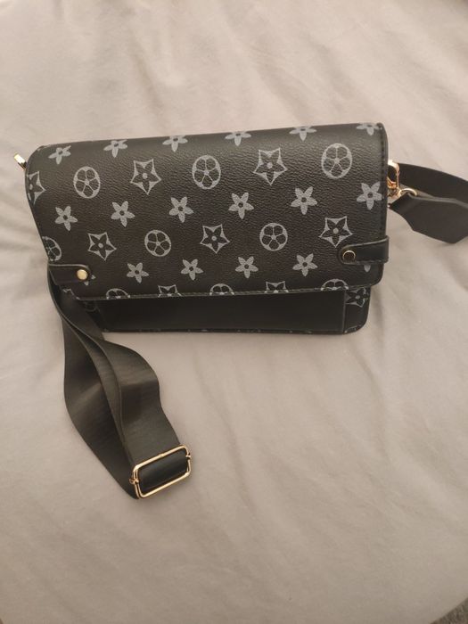 Czarna torebka na pasku.