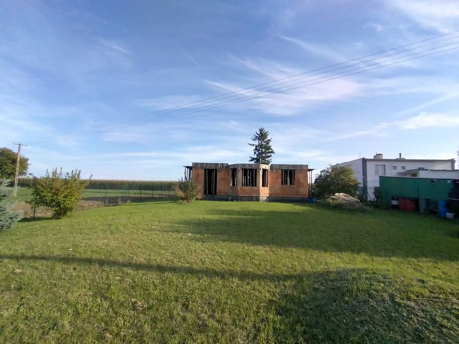 Duża działka z rozpoczętą budową domu w Jaksicach