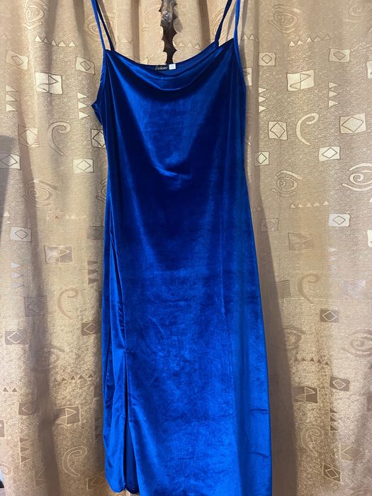 Сукня кольору електрик