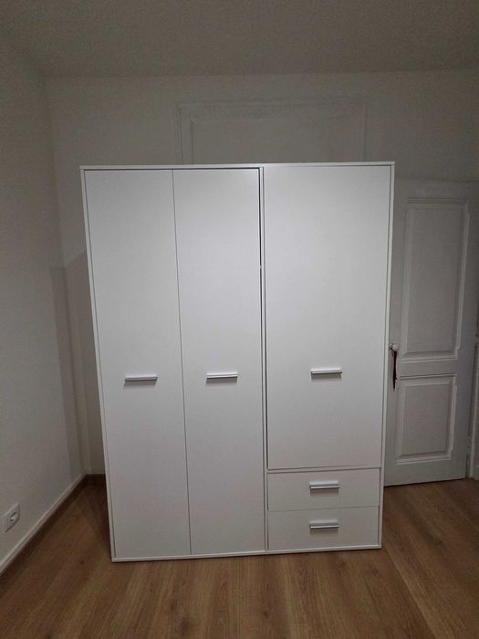 2a mão - Roupeiro MOKARIS como novo (portas batentes e 2 gavetas 144x200cm branco)